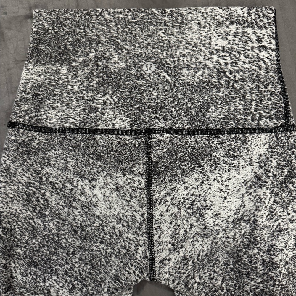 Lululemon Wunder Under Pant (Hi-Rise)
Splatter White Black Size 4 EUC - Picture 4 of 9